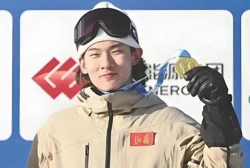 苏翊鸣赛后落泪，真的看哭了！从预赛绝境逆袭，到决赛稳稳完成1980高难度动作，为