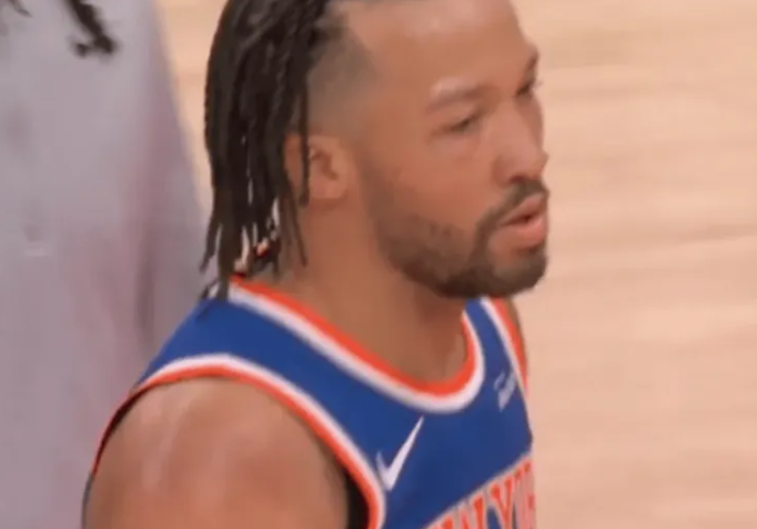 NBA季后赛首轮G6，尼克斯客场对阵老鹰的比赛正在进行中。
比赛的第三节，布伦森