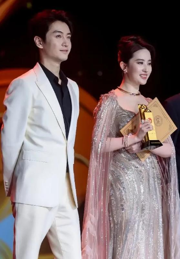 2021年刘亦菲不解地问陈晓你老婆怎么天天来探班
陈晓意味深长地说：“因为你长得