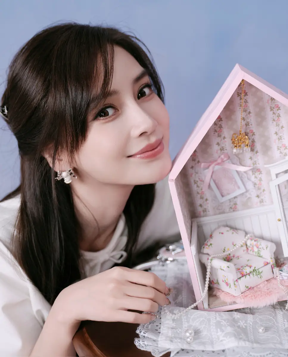 杨颖粉裙造型甜美减龄！宛若童话世界里的芭比公主