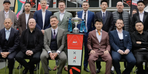 世锦赛正赛开赛前TOP16都要合影，今年的合影照来了。

近两届世锦赛冠军赵心童