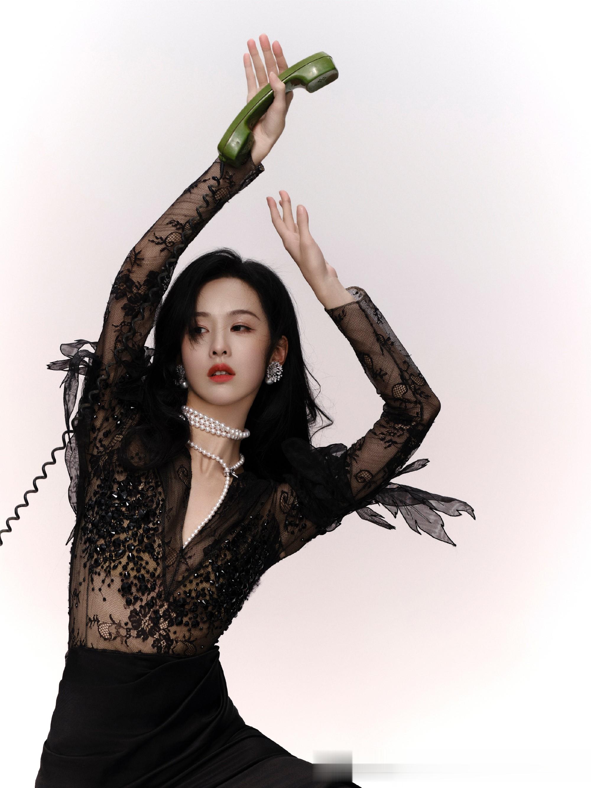 陈都灵蕾丝裙造型