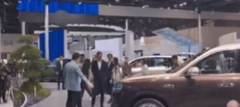 这次北京车展，问界M9展台，也很热闹，而且全新M9，真的不错，像王传福，都去看了