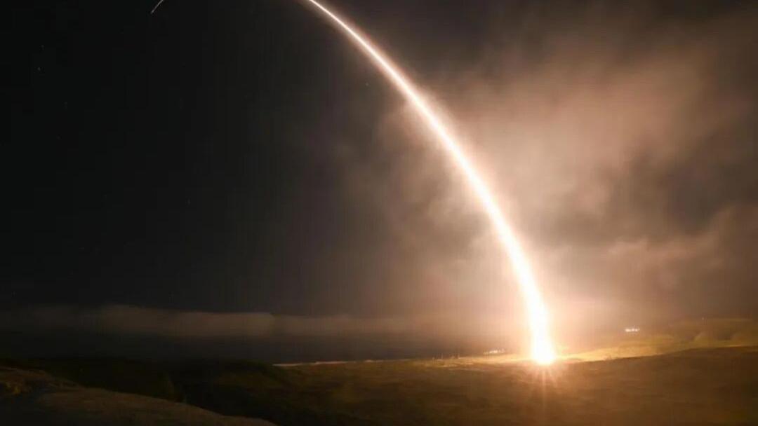 太嚣张了，中俄同时警告美国停火，美军方试射洲际导弹回应