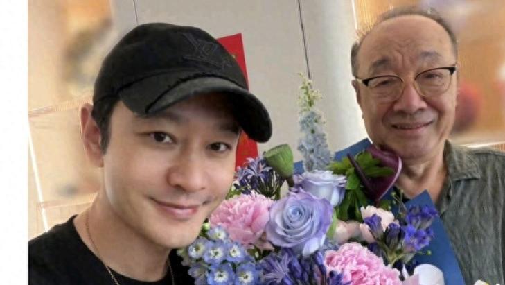 61岁父亲抱花笑出鱼尾纹，黄晓明一张合影背后，藏着多少子女的愧疚？