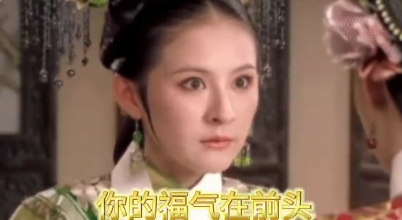 那年惊鸿一瞥的叶澜依，如今鲜活通透的热依扎。时光未改她骨子里的飒爽，反添几分从容