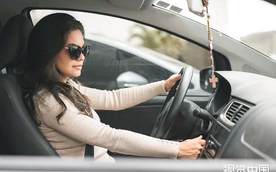 我爸给我一辆二手车当陪嫁，所有人都笑话我，他们却不知道，这破车价值千万