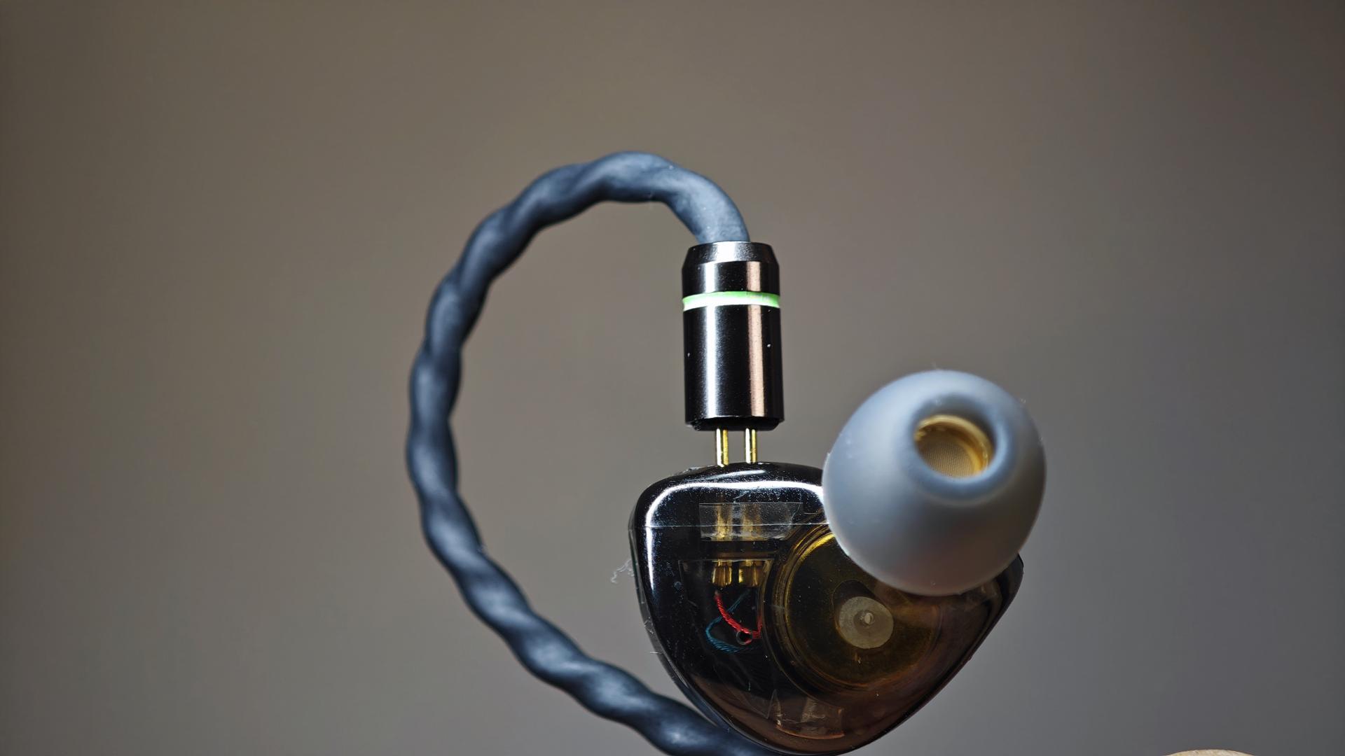 发烧依然配置强势，西圣入耳式Hifi1有线耳机