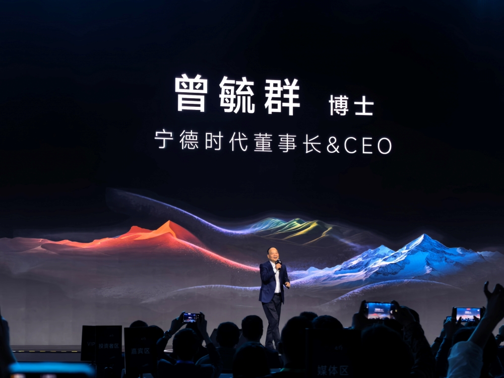 炸了！宁德时代丢王炸，1500公里续航电池正式落地，油车时代真要翻篇了
