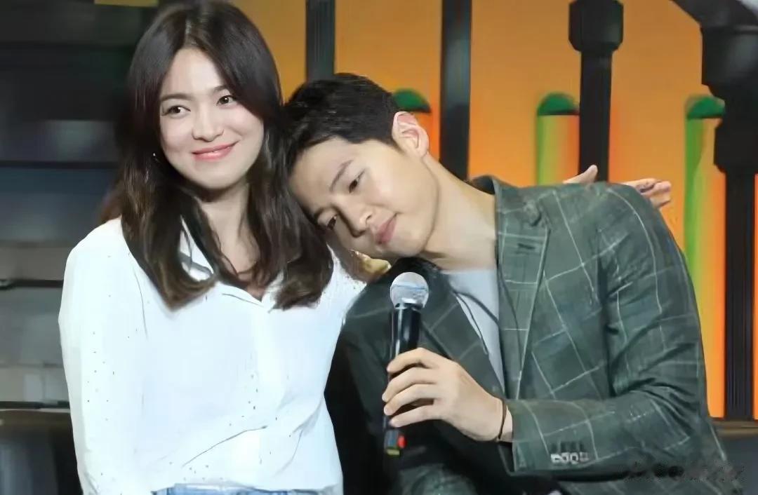 其实我感觉宋仲基根本不是宋慧乔历任男友中最喜欢的那个，他俩恋爱的时候，基本都是宋