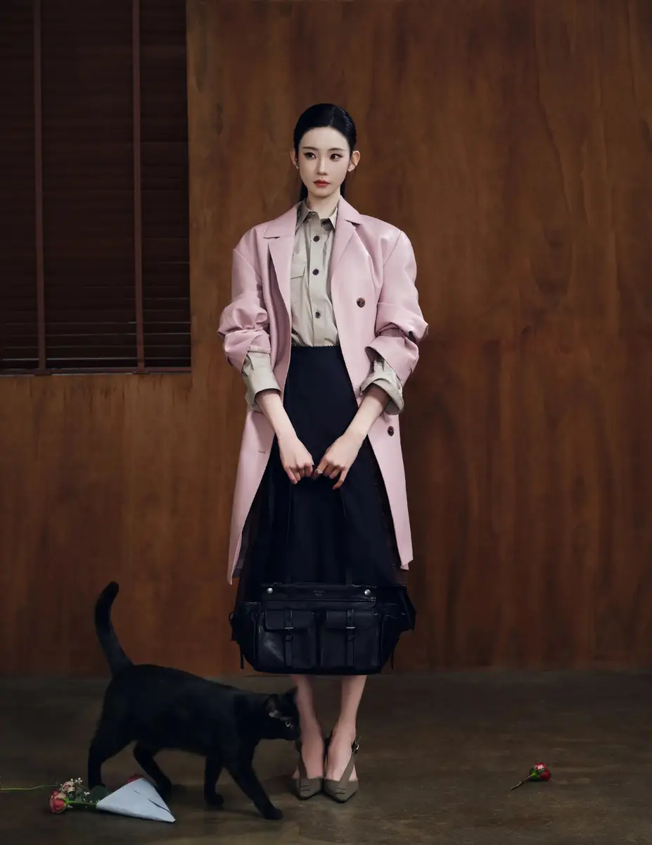 张艺凡身着皮质大衣文艺清冷 眼神锐利尽显飒爽大气