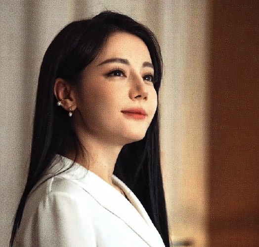 她一笑，连月亮都躲进云里害羞