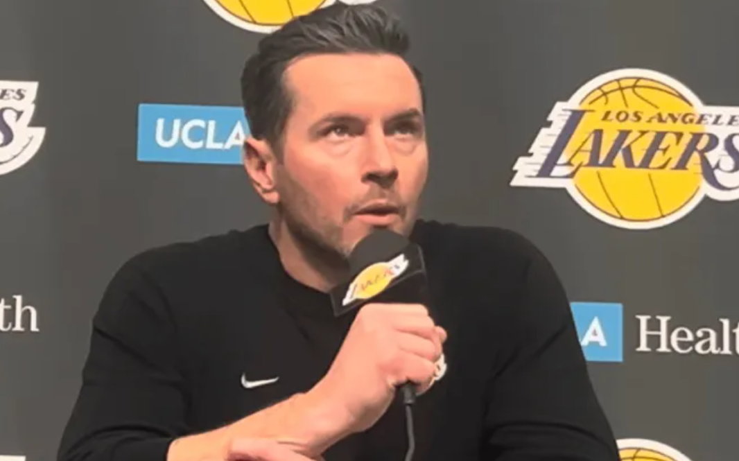 雷迪克赛后接受媒体采访，谈到了球队在限制对手快攻与三分方面的表现，以及进攻端未能