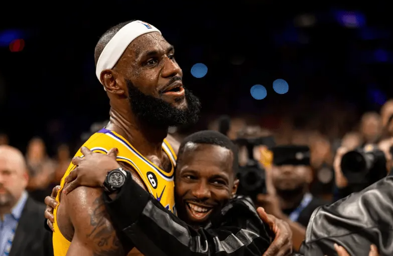 根据Shams Charania的报道，勒布朗-詹姆斯将继续自己的NBA生涯，2