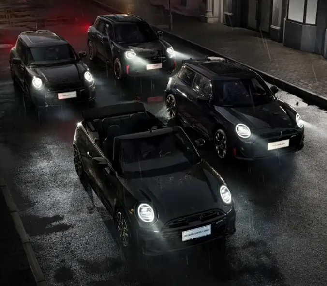 黑标MINI特别版上市限时价21.78万起燃油/电动JCW敞篷多版本
外观方面，