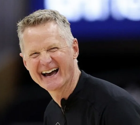  近日，勇士主帅史蒂夫-科尔谈到了球队73胜9负纪录为何可能永远不会被打破：
