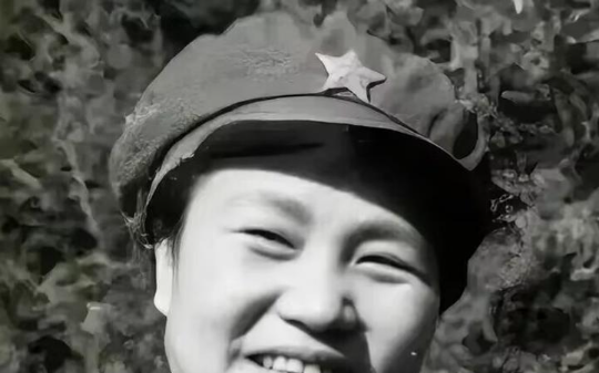 故事：一拳打服土匪，喝酒能喝翻许世友，来看这位103岁女红军何子友有多传奇