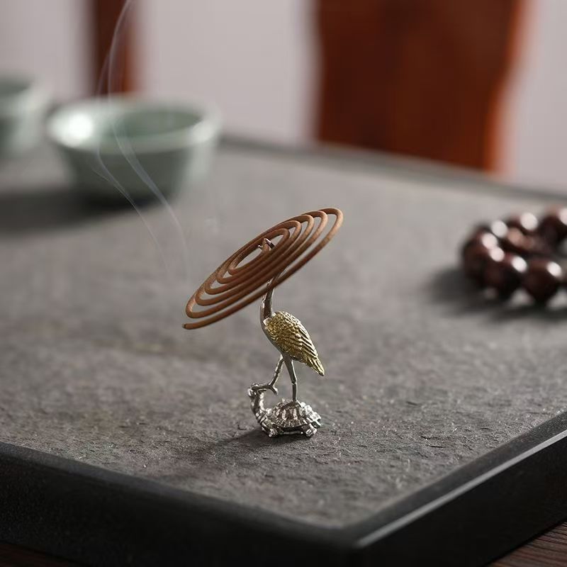 你崇拜的人身上
藏着你的品位和志趣
你厌恶的人身上
藏着你的原则和底线
在崇拜与