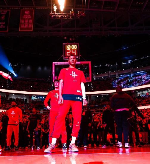 火箭队今天战胜了黄蜂队，火箭队的杜兰特砍下35分，申京表现不佳，只有13分7助攻