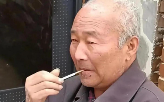 我七十岁找了个保姆结婚，她天天伺候我，但我却对她非打即骂，我：你连夫妻生活都给不了，还算什么老婆…