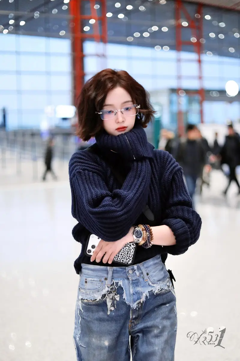 吴宣仪穿藏青毛衣配牛仔裤随性酷飒 短发造型亮相气场全开