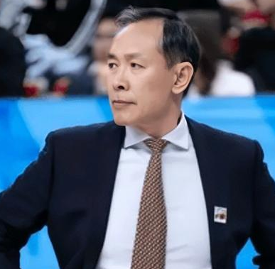 北京男篮主教练许利民：我们球员承受的压力不是什么人都能理解的。北京男篮主教练许利