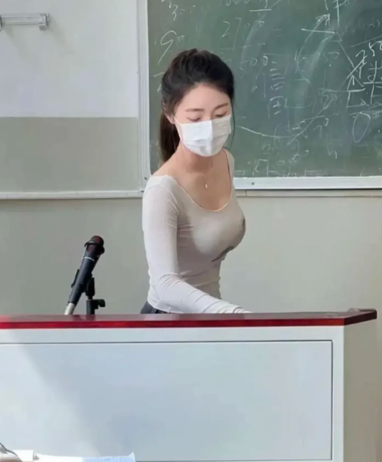 新来的班主任，以后要好好上课哦