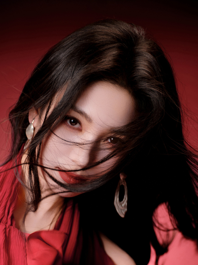 代露娃这红色明艳的妆造，觉得如何？