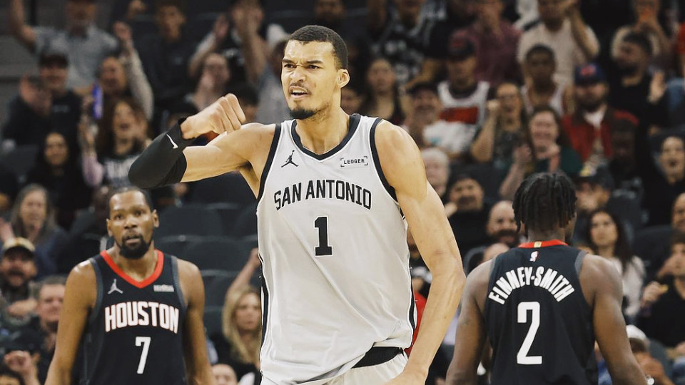 文班29+8+4帽打爆申京！火箭惨败25分，杜兰特独木难支暴露致命短板