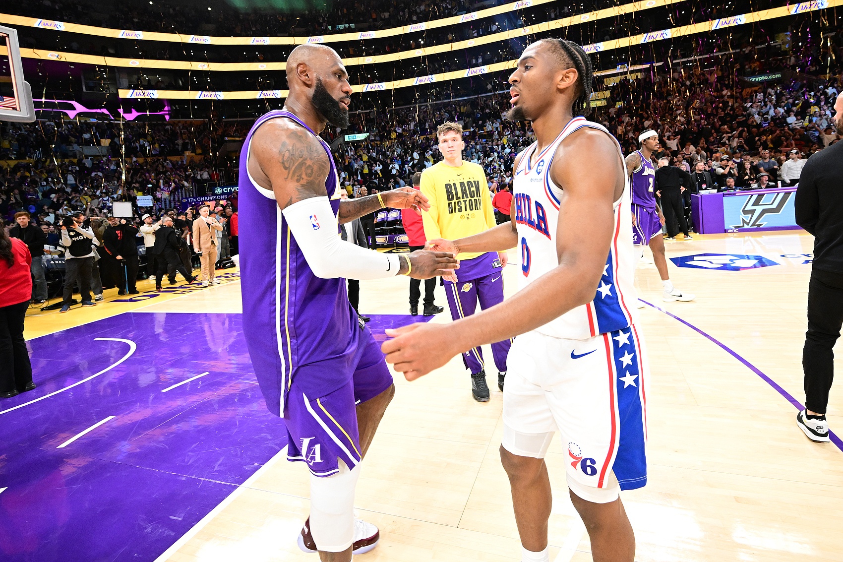 詹姆斯和乔丹谁才是NBA史上的最佳球员呢？有媒体人直接表示，现在去讨论谁是最佳球