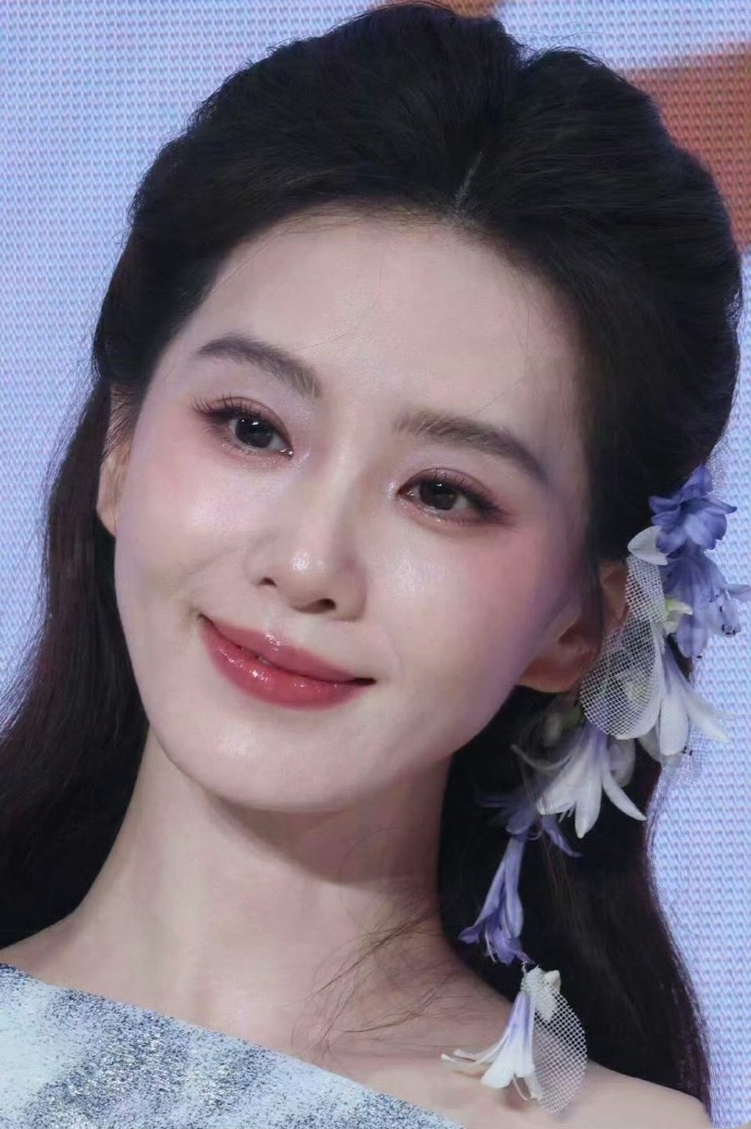 我看谁再说刘诗诗离婚了？状态回春了好吧。上次红毯压轴，被说成“干瘪”，这回再亮相