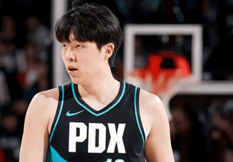 开拓者因提前接触杨瀚森被罚款10万美金。据ESPN消息人士透露，开拓者因在去年选