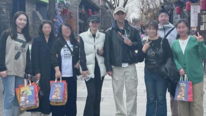 董璇陪张维伊回山西给公婆扫墓！手拿冰饮不怕冷