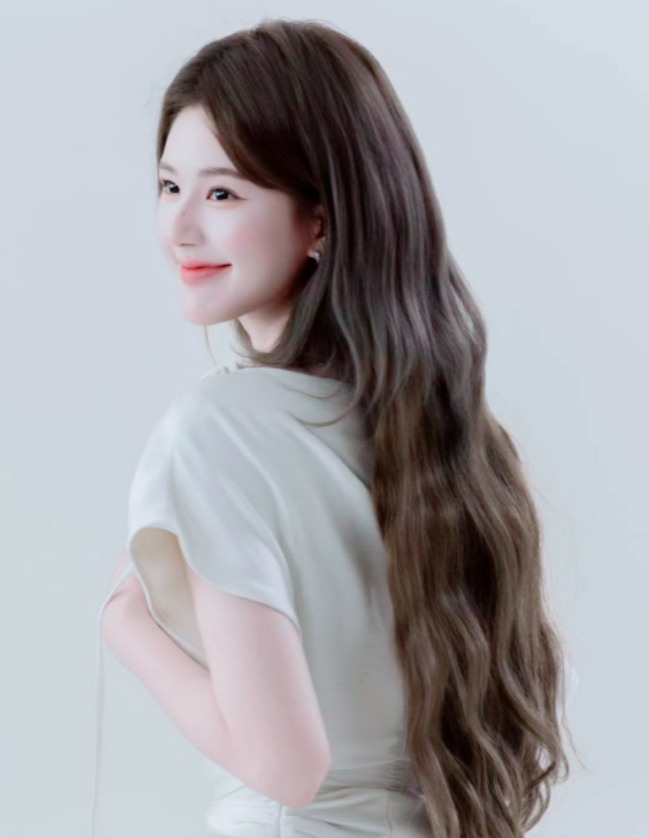 你像一首未写完的诗，每个角度的侧脸都是让人想反复品读的韵脚。