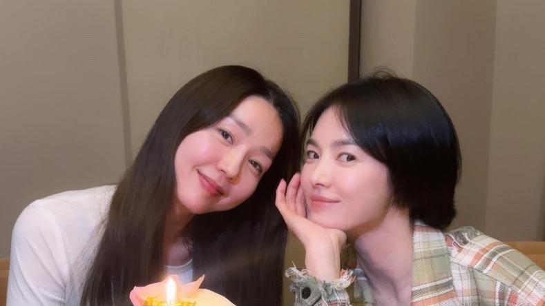 宋慧乔晒新照片：抱爱犬合影好惬意，与好友相聚很开心！