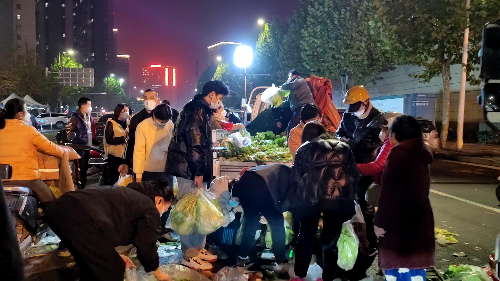 把垃圾留给环卫工人，把臭味留给周围居民，把交通堵塞留给路人