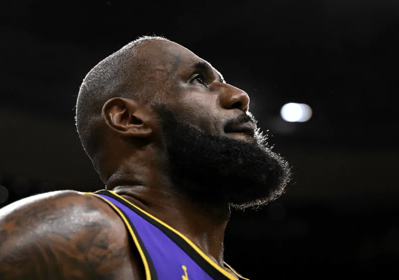 今日记者Shams Charania发文表示：湖人后卫里夫斯左侧腹斜肌二级损伤，