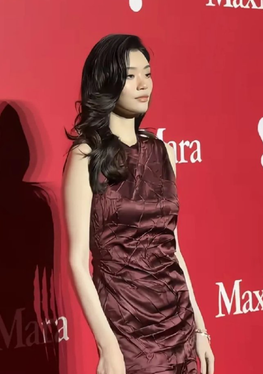 奚梦瑶现身上海，婚后首次亮相红毯，气场全开！有一说一，她的法国大婚估计也让她觉得