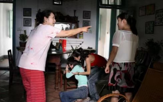 婆婆天天骂我是不下蛋的鸡，逼我喝偏方喝到中毒。结果医生一句话，让全家傻了眼