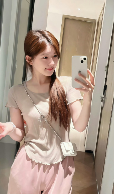 港口的风轻轻吹过，而你站在台上闪闪发光