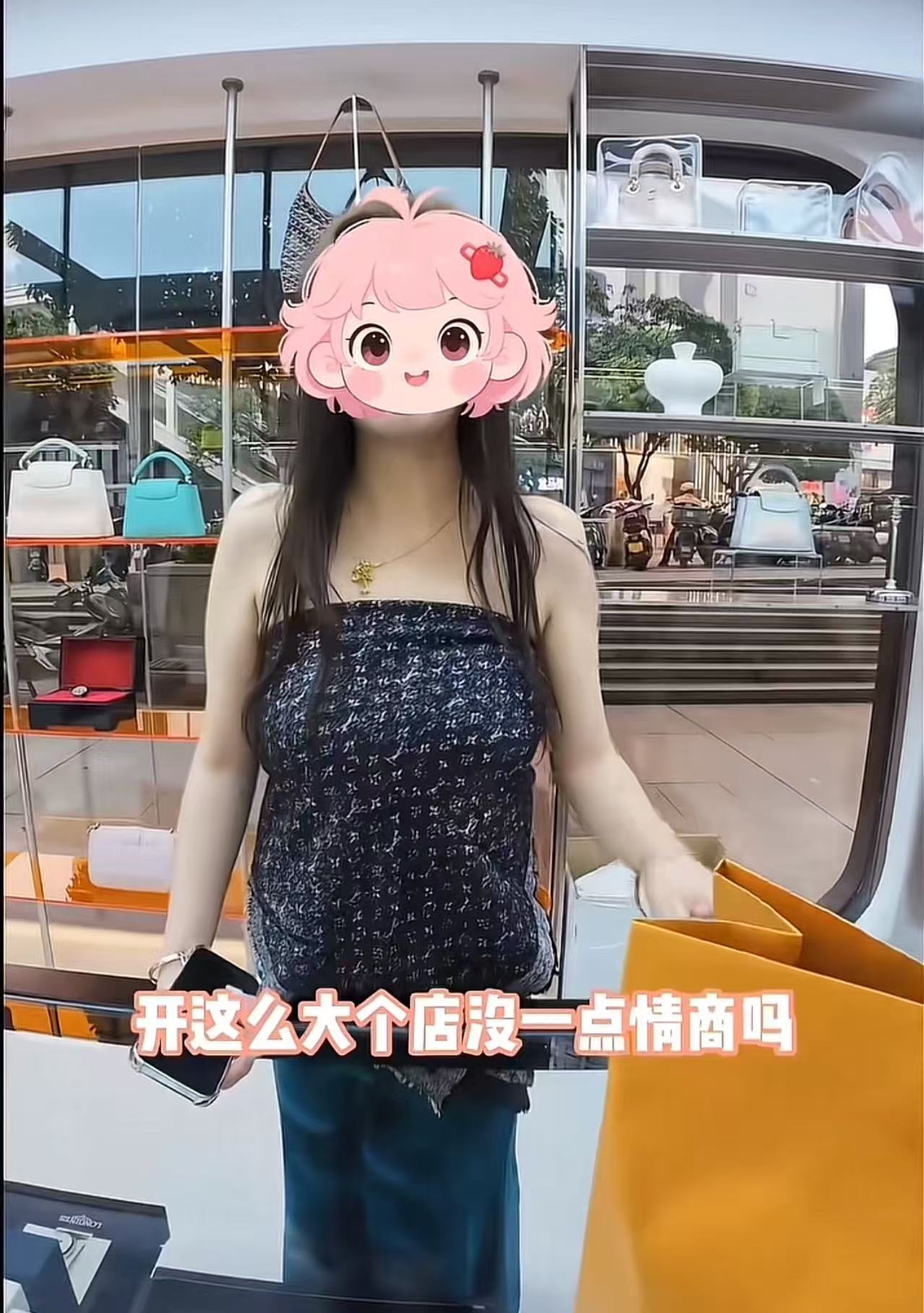 520男友上午大手笔送的包，下午女子就来退货。老板同意了退款，但把钱原路退回到男