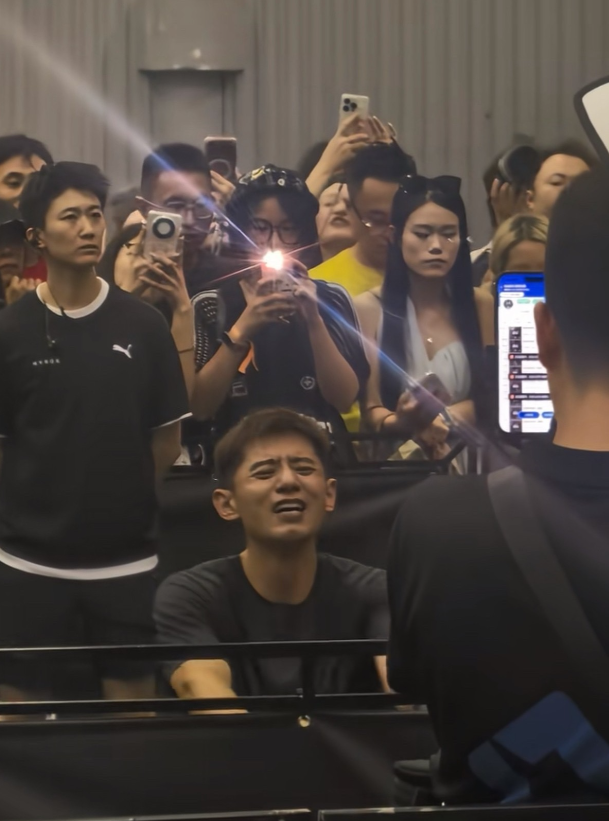 他的表情既享受，又痛苦，既清醒，又要晕过去！两只胳膊都磨得血红，仍咬牙把三百斤负