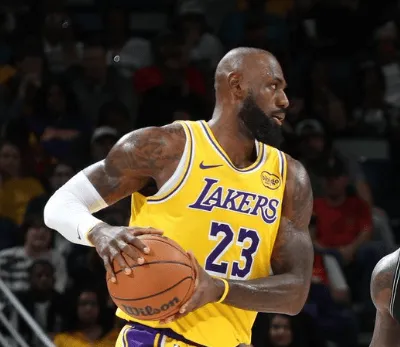 NBA常规赛湖人以101-73战胜太阳

本场比赛，湖人球员勒布朗-詹姆斯出战3