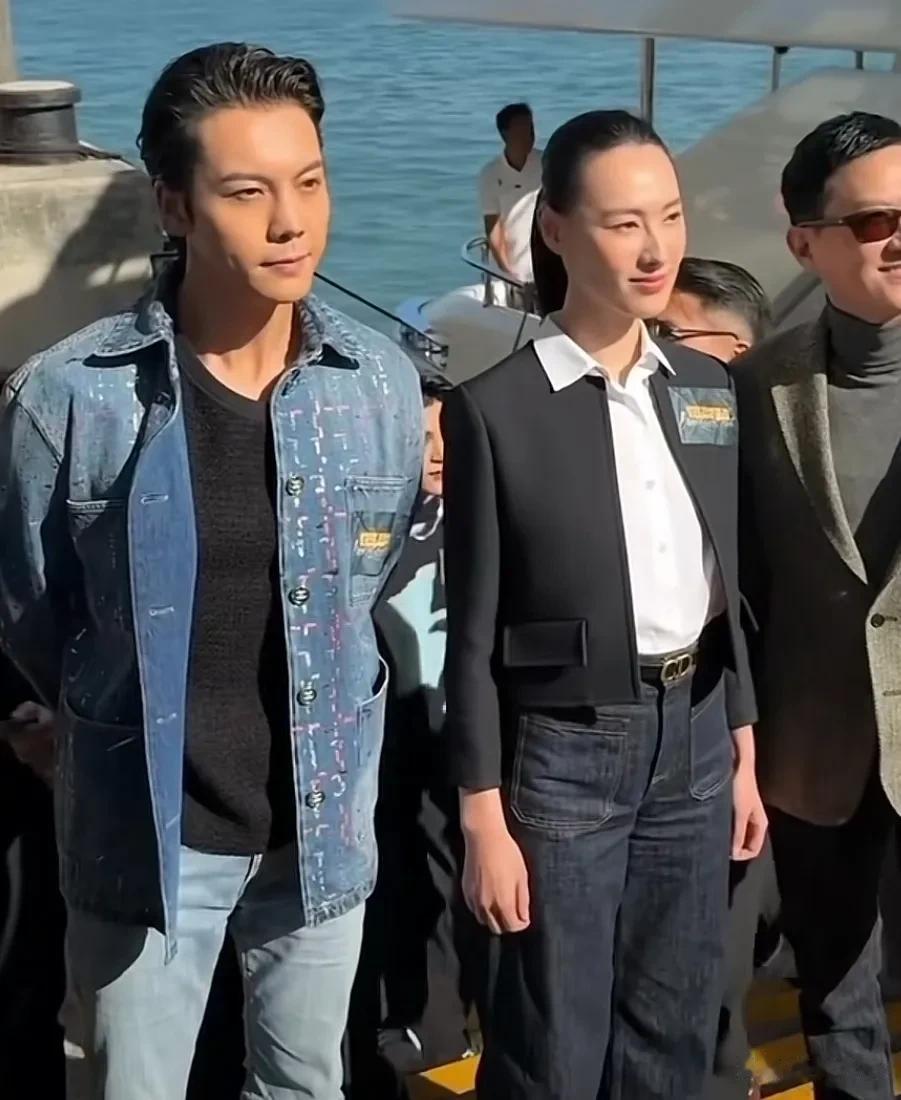 梁洛施的颜值真的抗打，头发梳的那么光，都还这么的美丽动人。