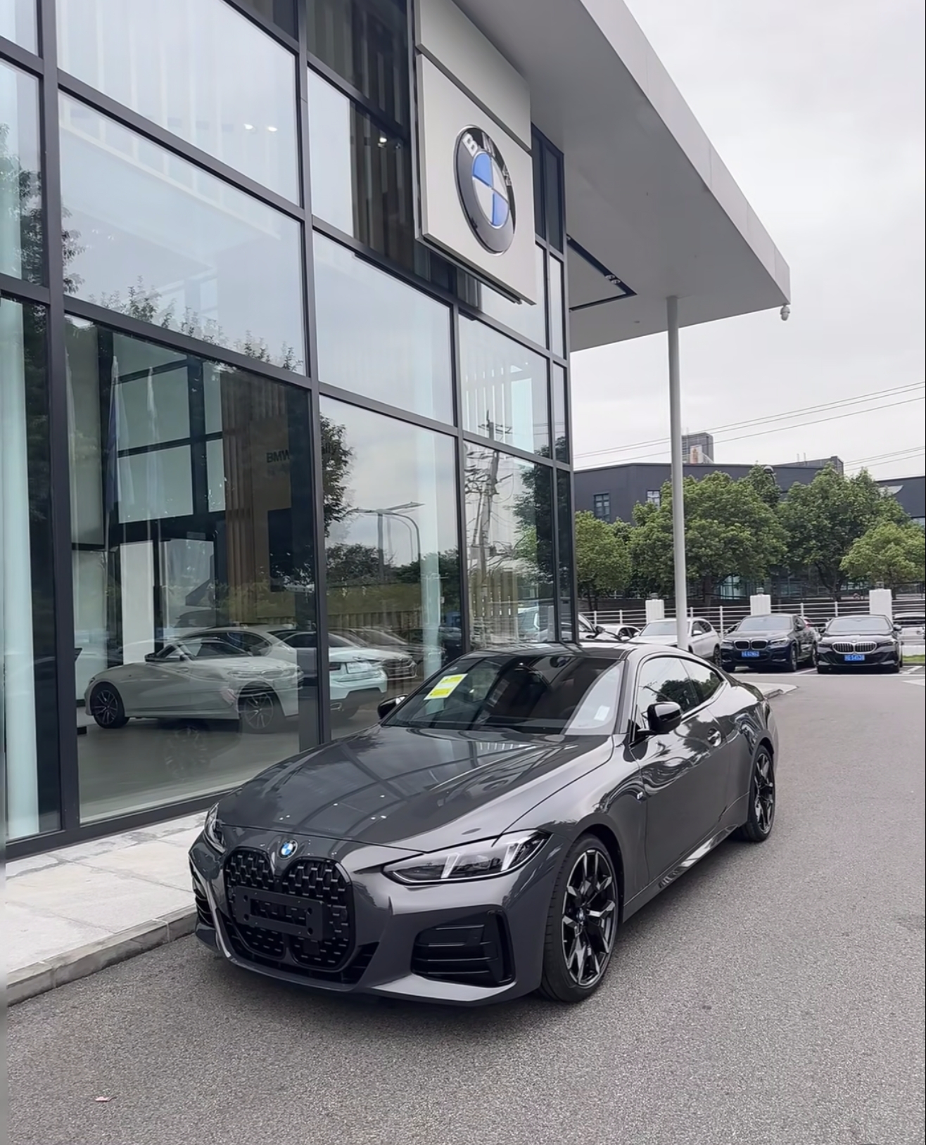 4系的底盘，我第一反应是——开之前以为它是换壳3系，开完之后发现完全不是这么回事。