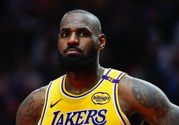 NBA官方今日公布了全明星投票结果和东西部首发名单。
东部首发为：字母哥、马克西