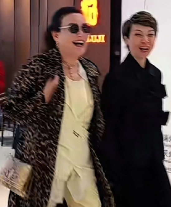 张兰这波操作让人看花眼了
她一身豹纹大衣，戴上墨镜，走路带风活力满满
这精神状态