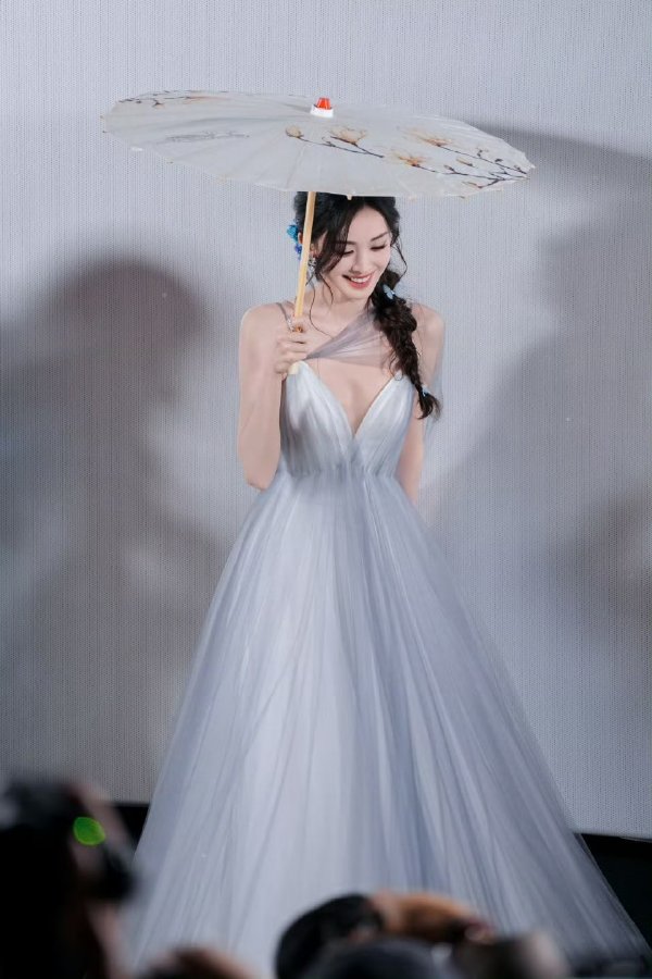 古力娜扎有着极为苗条的身段，气质格外的出众，越看越迷人了