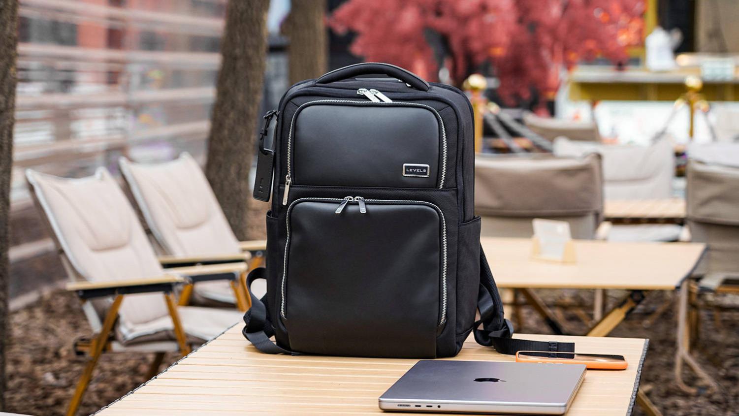 高端商务范儿，实用巨能装，地平线8号探界者双肩包体验