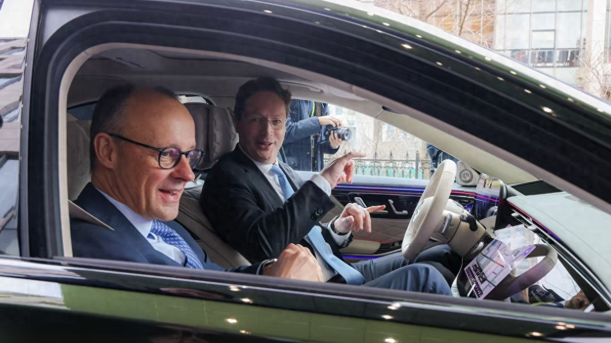 德国总理默茨在北京试乘新一代S级轿车，体验中德合作开发辅助驾驶系统